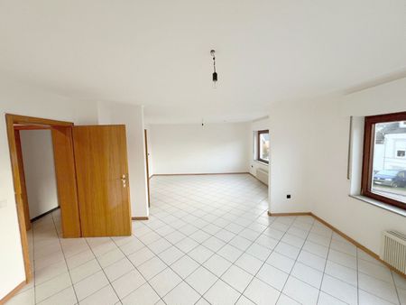 Reinsfeld: Attraktive Maisonette-Wohnung mit zwei Bädern, Balkon, Keller und Garage - Photo 2