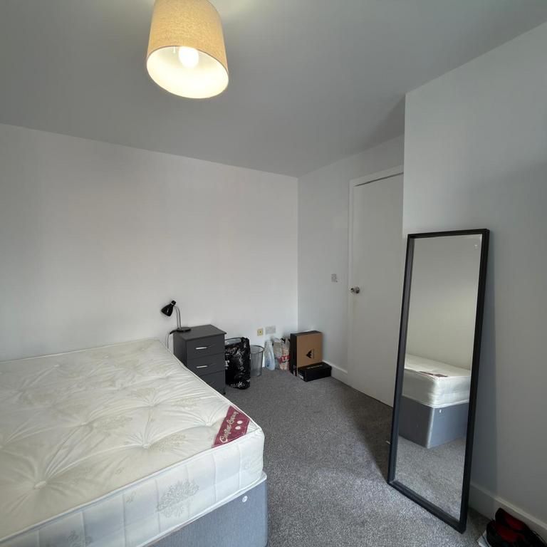 1 bedroom in a house share to rent - Photo 1