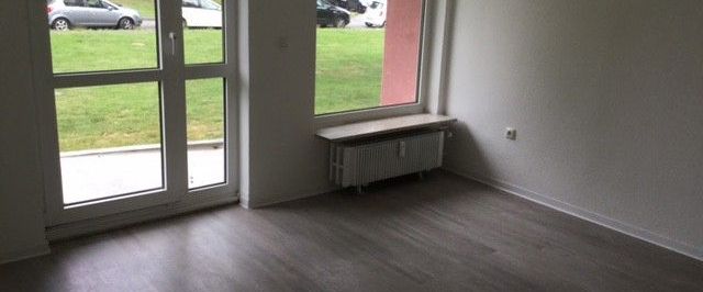 ** Bezugsfertige 2-Zimmer-EG-Wohnung mit ebenerdigem Duschbad und Balkon!** - Photo 1