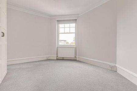 2 bedroom flat in Kelvedon Road - Photo 3