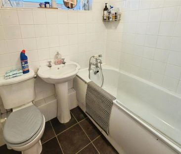 3 bedroom semi-detached bungalow to rent - Photo 3