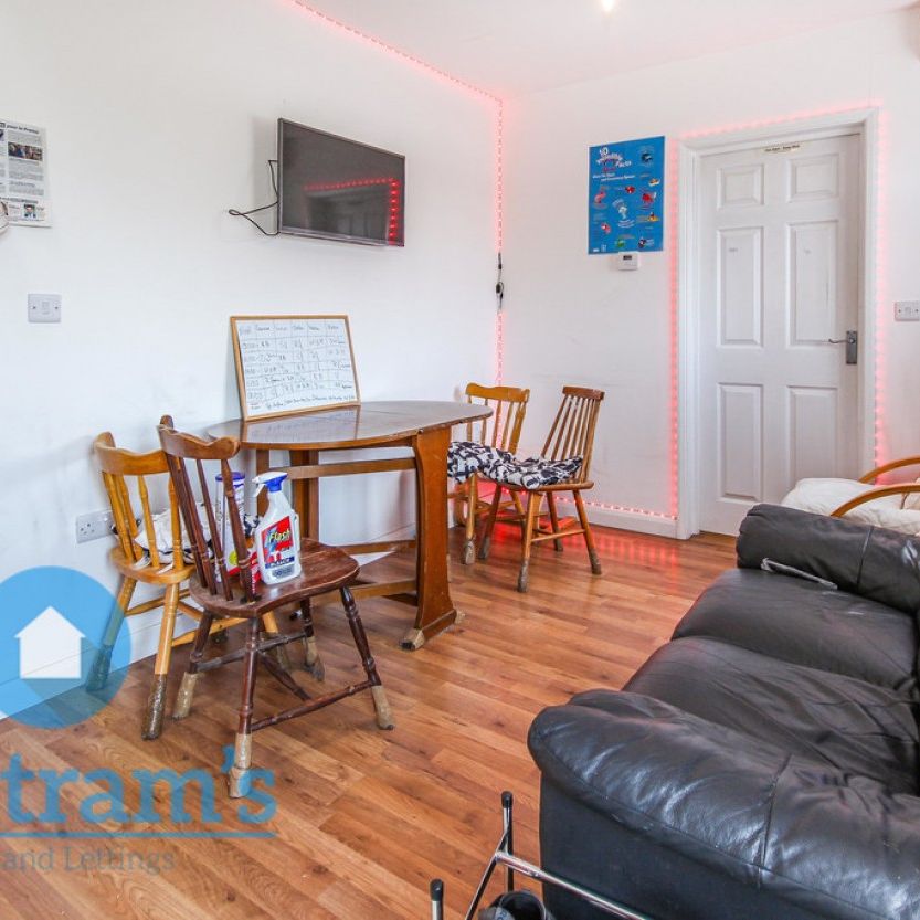 6 bed Detached House for Rent - Photo 1