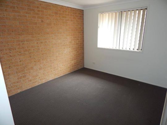 WELL PRESENTED UNIT IN LAKESIDE!!! - Photo 1