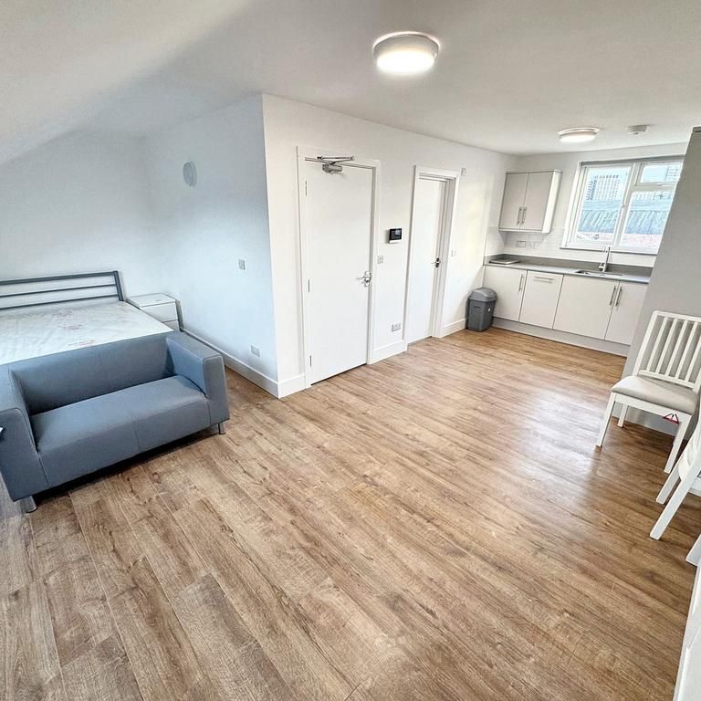 Studio to rent - Photo 1