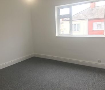 4 bedroom terraced house to rent - Photo 3