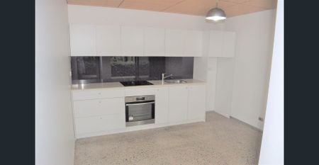 Studio Apartment UTILITIES INCLUDED - Photo 2