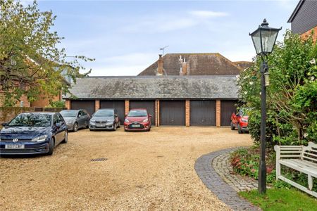 2 Bedroom Flat / Apartment - Church Street, Romsey - Photo 2