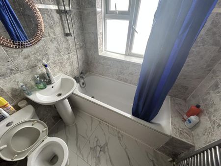 1 bedroom in a house share to rent - Photo 2