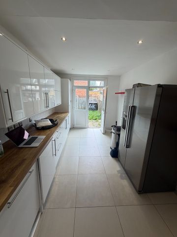 3 Bed Terraced House, Huddlestone Road, NW2 - Photo 5