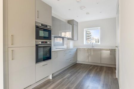 4 bedroom end of terrace house to rent - Photo 5