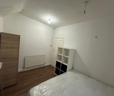 Room in a Shared House, Eric Road, E7 - Photo 2