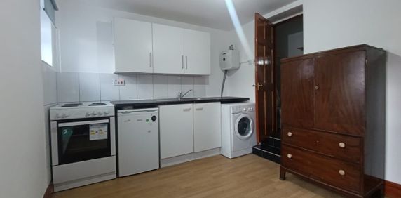Studio Flat, High Road Leyton, E10 - Photo 2