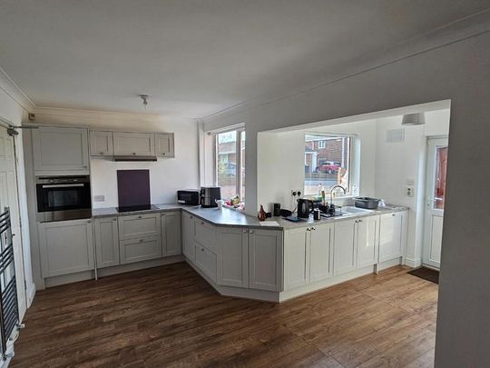 4 bedroom private hall to rent - Photo 1