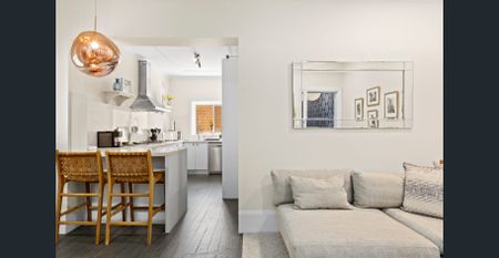 Comfy 2-Bed Apartment with A/C Throughout, Bills and furniture included - Short Term Leases Available - Photo 3