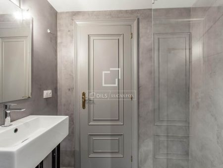 Pleasant 2-bedroom penthouse with terrace for rent in Pla del Real - Photo 4