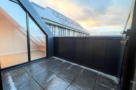 Woking, Surrey, GU21 - Photo 2