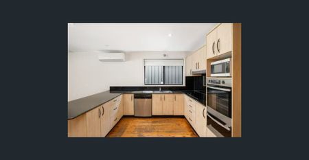 Multiple Living Rooms House locate in Park Side - Photo 3