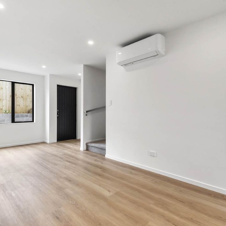 Prime Green Bay Location – 2-Bedroom Townhouse with Special Offer - Photo 1