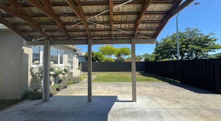 Well presented family home opposite St John's College - Photo 5