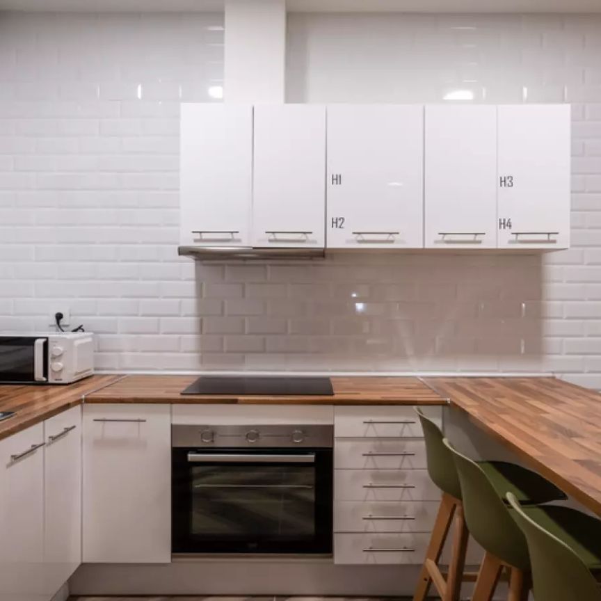 Room in a shared 4-bedroom apartment for rent in l'Antiga Esquerra de l'Eixample (Professionals only, couples allowed, students allowed) - Photo 1