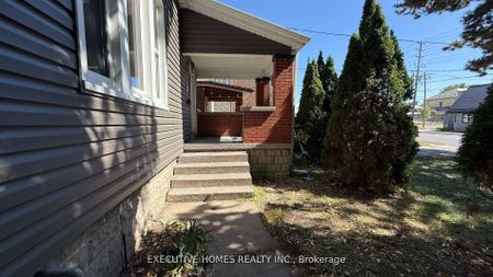 For Lease - 650 Oxford Street, London East, Ontario - Photo 2