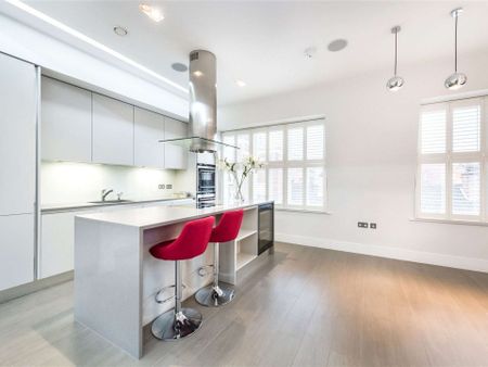 A beautifully presented two bedroom two bathroom property based just off the popular "Beach" section of the Fulham Road - Photo 2