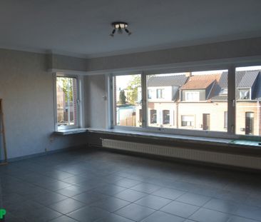 Centraal gelegen appartement op de eerste verdieping met 2 slaapkamers - Photo 1
