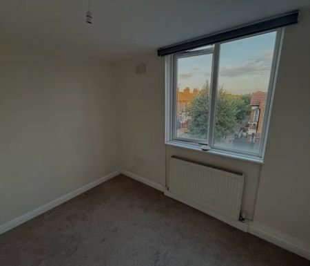 3 Bed Flat, Russell House, E6 - Photo 3