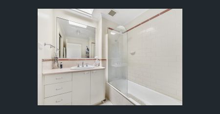 Charming 2-Bedroom Unit in a Highly Sought-After Central Location - Photo 3