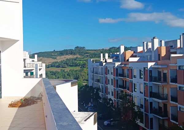 Apartamento T3 com Terraço Privativo para Arrendamento em Nova Queijas