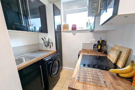New Court, Addlestone, Surrey, KT15 - Photo 3