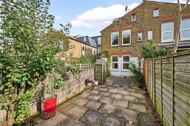 A bright and spacious one bedroom garden flat with its own private entrance. - Photo 1