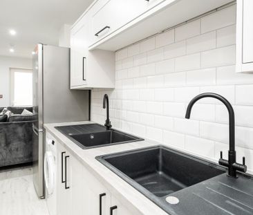 1 bedroom in a house share to rent - Photo 2