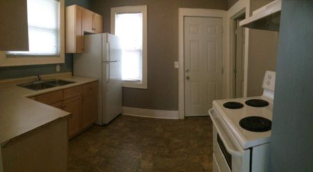 Wonderful 2 bedroom character home with large 6 ft fenced in back yard - Photo 3