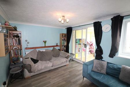 3 bedroom semi-detached house to rent - Photo 3