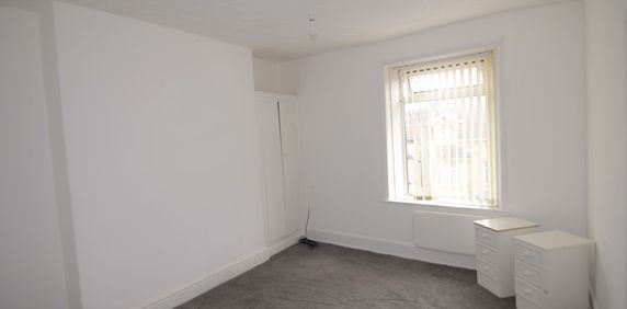 To Let 1 Bed Flat - Photo 2