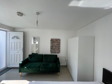 Studio Flat, Greyhound Hill, NW4 - Photo 2