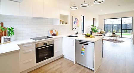 Stylish 2-Bedroom Townhouse in Flat Bush - Photo 3