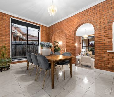 Grand & Elegant Family Residence in a Prime Location - Photo 4