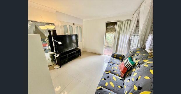 Huge Bedroom. Modern House. Top Locale. Walk to everything! - Photo 1