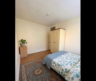 Room in a Shared Flat, Greener House, SW4 - Photo 1