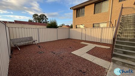 SPACIOUS 3 BEDROOM UNIT IN HEART OF ROCKINGHAM! - Photo 4