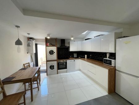 5 bedroom end of terrace house to rent - Photo 3