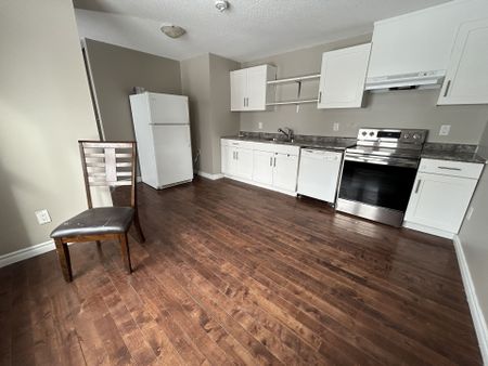 For Lease - 11 Chaucer Crescent, Barrie, Ontario - Photo 3