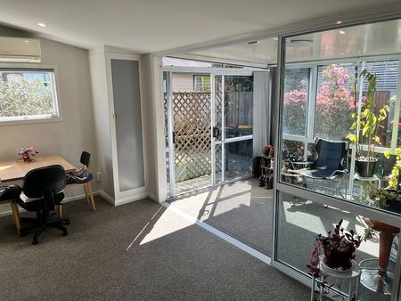 As-new apartment 300m from CBD edge, warm/sunny - Photo 3