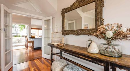 Stunning 4 bedroom Oriental Bay grand home - Photo 5