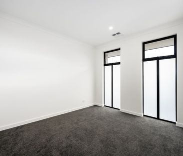 Stunning Executive Home - Midway Between City and Beach! - Photo 3