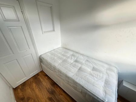 4 bedroom terraced house to rent - Photo 3