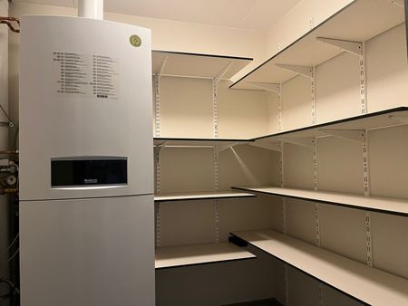 Modern Instapklaar duplex-app met 2 slpks, terras & afgesloten garage! - Photo 2