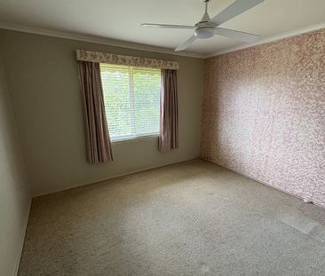 Solid 3‑Bedroom Brick Home with a large shed - Photo 4